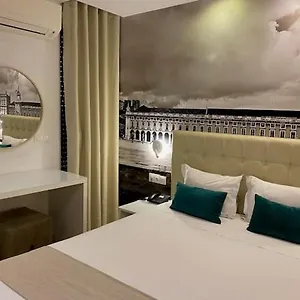 & By Apartahotel